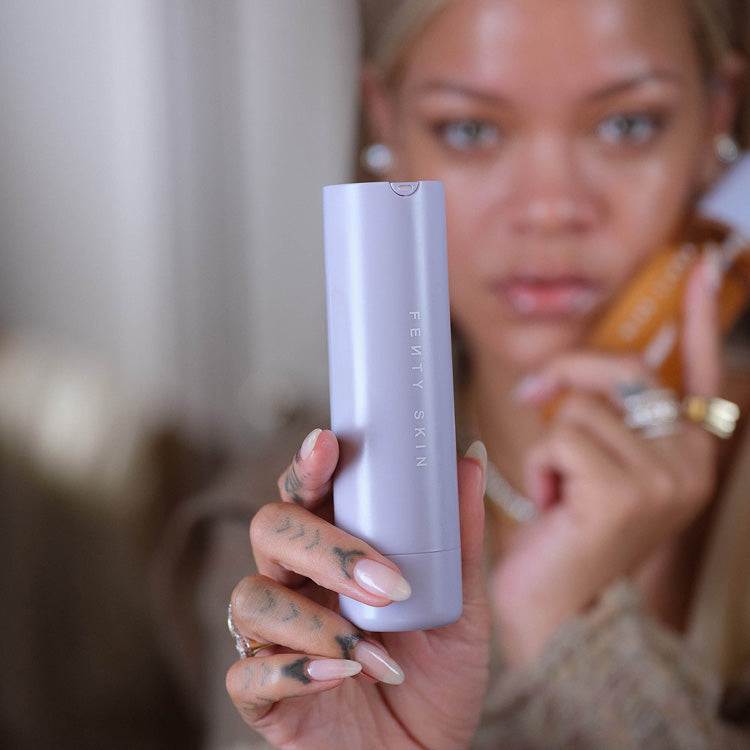 Rihanna holding hydra vizor